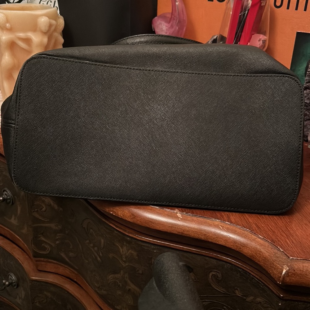 Michael Kors tote bag. - Picture 4 of 4